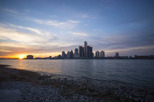 View of Detroit city skyline at sunset from the shore of the riv — Stock Photo, Image