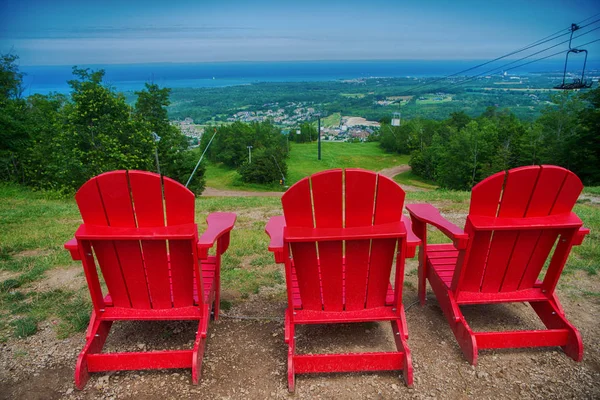 Muskoka chairs at Blue Mountain resort and village in Collingwoo — Stock Photo, Image