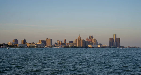 Pohled na panoramatu centra Detroit a řeka při západu slunce — Stock fotografie