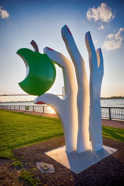 Winsor, Ontario - 2 Sept 2017: Detail van Eva's Apple door sculpto — Stockfoto