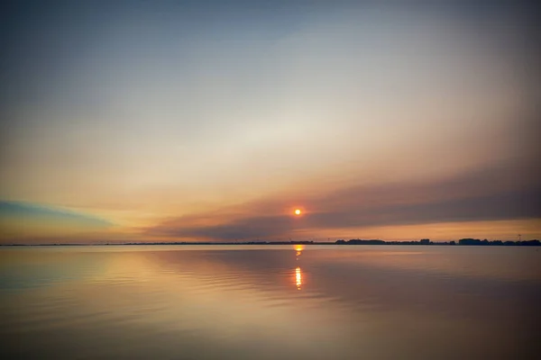 美丽的日落在湖怪异的海滩在安大略省西南部, 罐头 — 图库照片