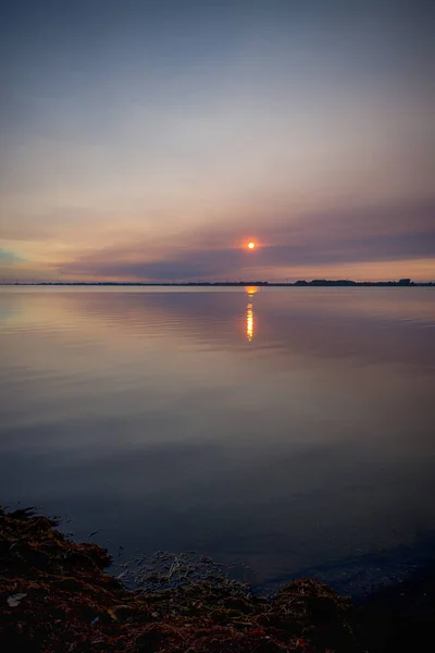 Belo pôr do sol no lago erie praia no sudoeste de Ontário, Can — Fotografia de Stock