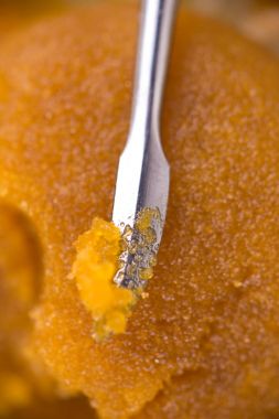 Esrar konsantre canlı reçine (tıbbi marijuan çıkarılan