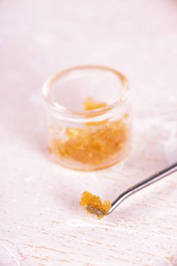 Esrar konsantre canlı reçine (tıbbi marijuan çıkarılan