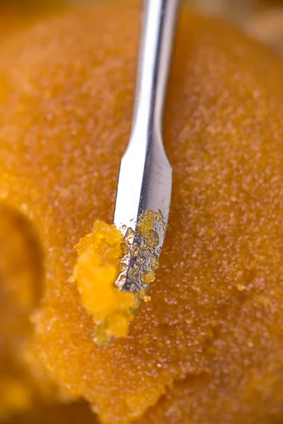 Esrar konsantre canlı reçine (tıbbi marijuan çıkarılan