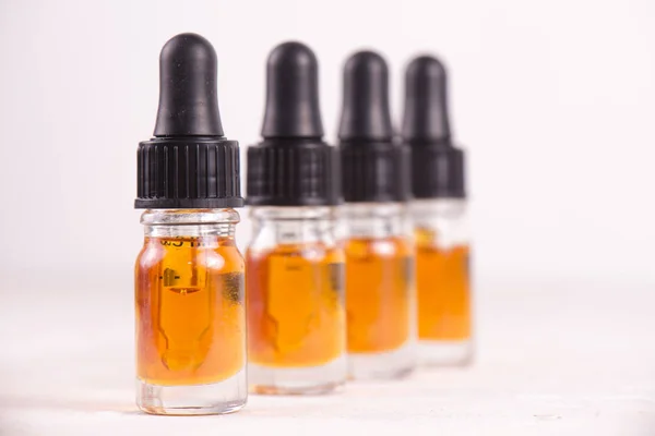 Frascos para injectáveis de óleo de CBD, extracção de resina viva de cannabis — Fotografia de Stock