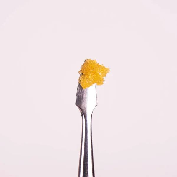 Cannabis concentrate live resin (extracted from medical marijuan — Stock Photo, Image