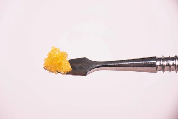 Cannabis concentrate live resin (extracted from medical marijuan — Stock Photo, Image