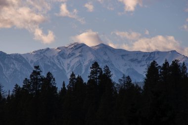 Golden, Bc, Kanada Rocky Dağları doruklarına görünümünü