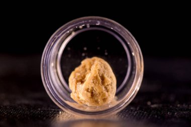 Esrar ayıklama konsantre aka balmumu bla üzerinde izole kek