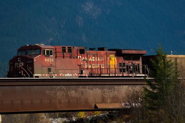 Altın, Bc, Kanada - 23 Ekim 2017: kasabası tarafından geçen tren 