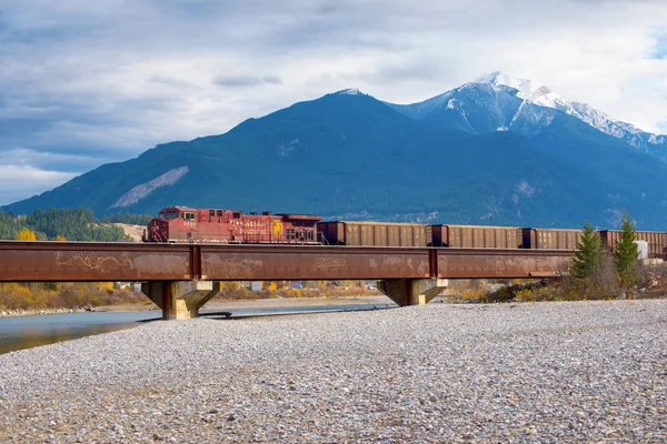 Golden, BC, CANADA - ОКТ 23, 2017: Поезд проходит мимо города — стоковое фото