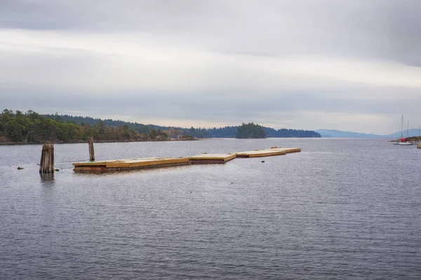 Vista de la cubierta flotante en Oyster Bay, ciudad de Ladysmith, BC, con — Foto de Stock