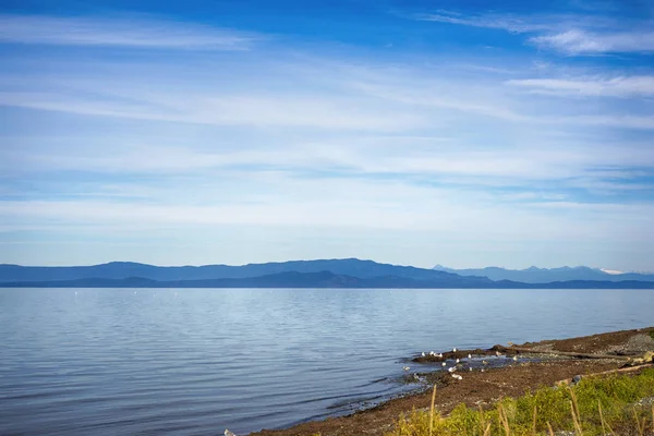 Qualicum 海滩在温哥华海岛, 与加拿大落基山脉在 — 图库照片