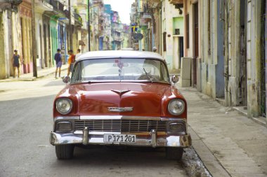 Havana, Küba - 16 Şubat 2017. Kırmızı vintage klasik Amerikan otomobil, c