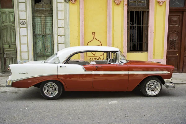 Havana, Cuba - 16 Feb, 2017. Rode vintage Amerikaanse oldtimer, c — Stockfoto