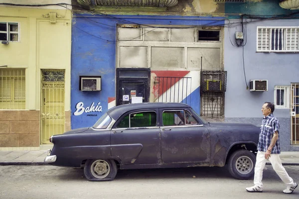 Hawana, Kuba - 16 luty 2017. Czarny klasyczny vintage amerykański samochód, — Zdjęcie stockowe