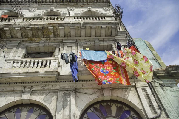 Renkli eski Havana binanın balkon — Stok fotoğraf