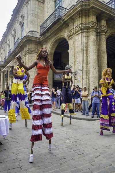 LA HABANA, CUBA - 16 DE FEB DE 2017: Colorido desfile de bailarines en Old H —  Fotos de Stock