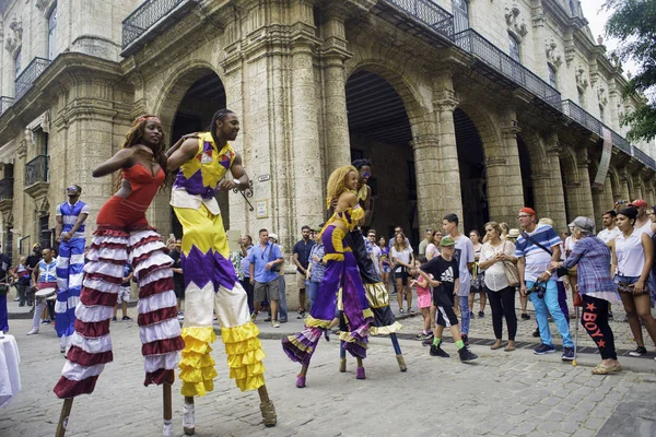 Гавана, Куба - 16 лютого 2017 року: колоритний парад танцюристів у старому H — стокове фото