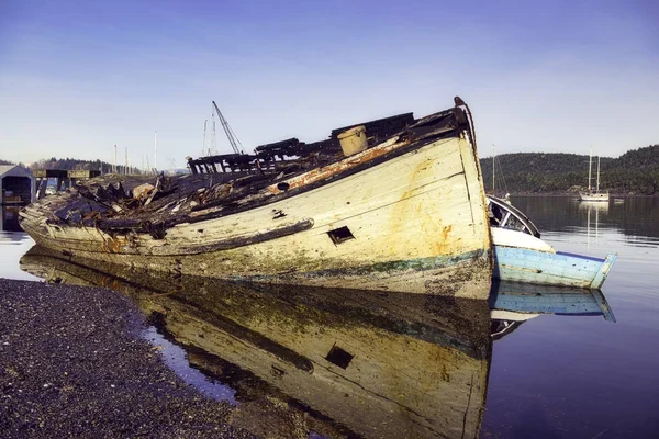 Vista del naufragio en el puerto deportivo de Ladysmith, tomada en la isla Victoria , — Foto de Stock