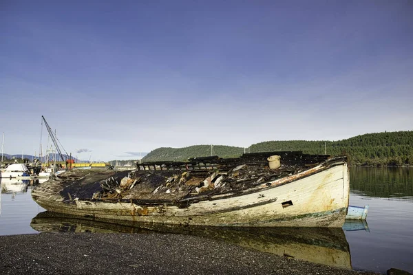 Vista del naufragio en el puerto deportivo de Ladysmith, tomada en la isla Victoria , — Foto de Stock