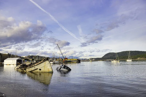 Weergave van schipbreuk in Ladysmith marina, gehouden in Victoria-eiland, — Stockfoto