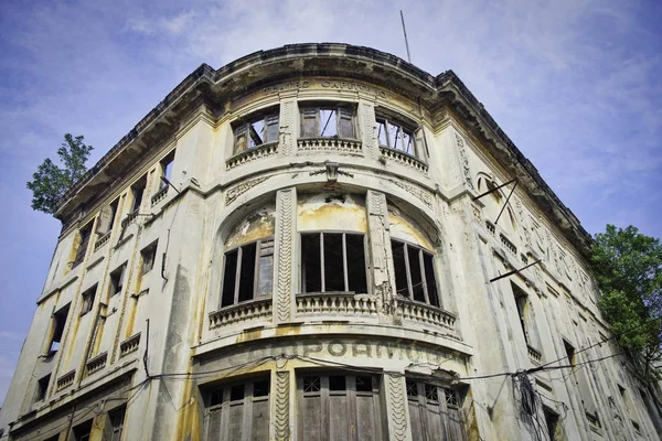 Façade érodée de l'ancien théâtre Capitolio alias bâtiment Campoamor — Photo