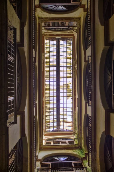 Ceiling detail in Old Havana building interior with typical colo — Stock Photo, Image