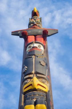 Eski renkli Totem direği Duncan, British Columbia, Kanada.