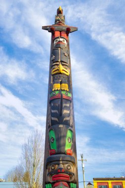 Eski renkli Totem direği Duncan, British Columbia, Kanada.
