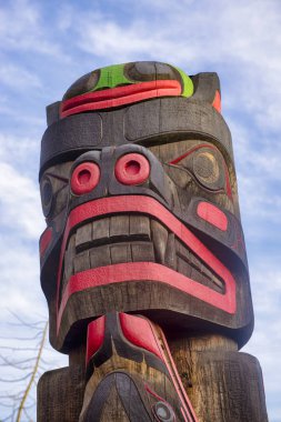 Eski renkli Totem direği Duncan, British Columbia, Kanada.