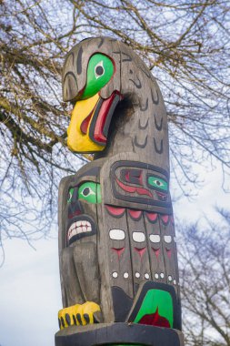 Eski renkli Totem direği Duncan, British Columbia, Kanada.