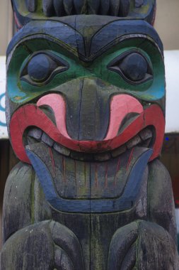 Eski renkli Totem direği Duncan, British Columbia, Kanada.
