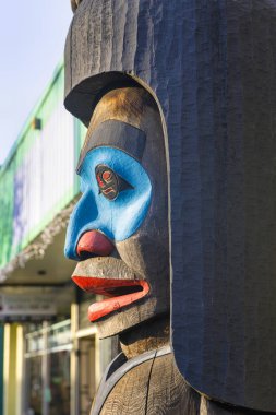 Eski renkli Totem direği Duncan, British Columbia, Kanada.