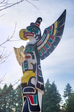 Eski renkli Totem direği Duncan, British Columbia, Kanada.