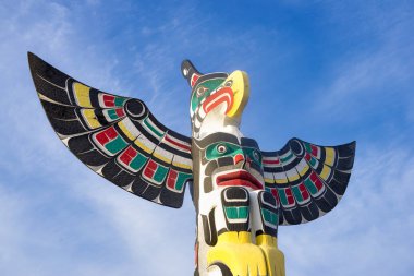 Eski renkli Totem direği Duncan, British Columbia, Kanada.