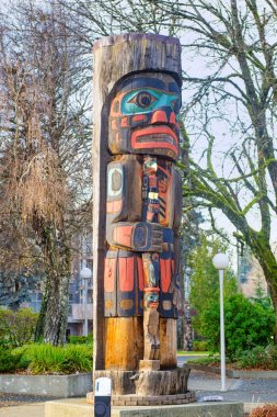 Eski renkli Totem direği Duncan, British Columbia, Kanada.
