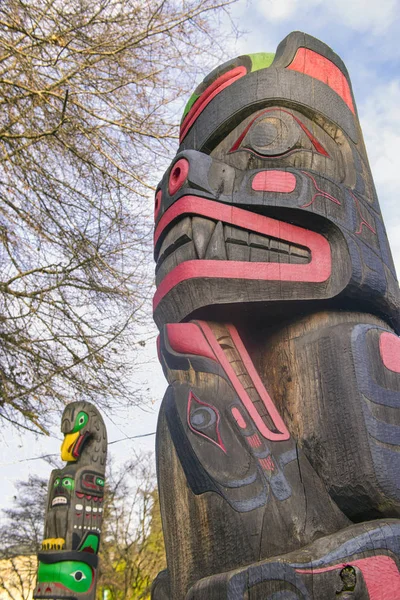 Alter farbenfroher Totempfahl in duncan, britisch columbia, kanada. — Stockfoto
