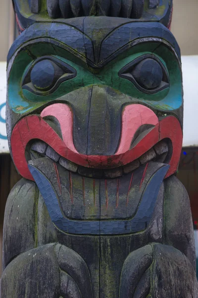 Eski renkli Totem direği Duncan, British Columbia, Kanada.