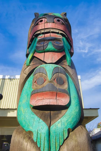 Alter farbenfroher Totempfahl in duncan, britisch columbia, kanada. — Stockfoto