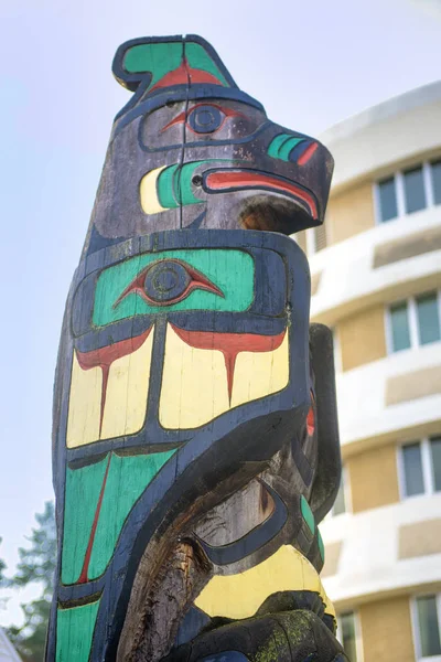 Antico Totem Polo colorato a Duncan, Columbia Britannica, Canada . — Foto Stock