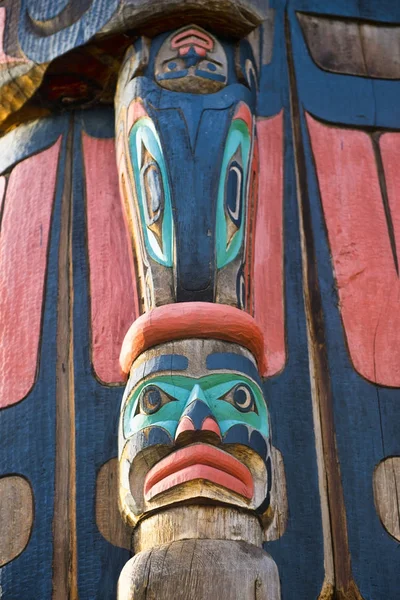 Alter farbenfroher Totempfahl in duncan, britisch columbia, kanada. — Stockfoto