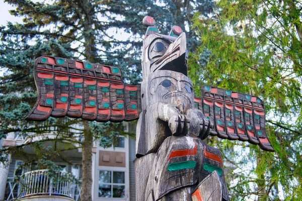 Gamla färgglada totempåle i Duncan, British Columbia, Kanada. — Stockfoto