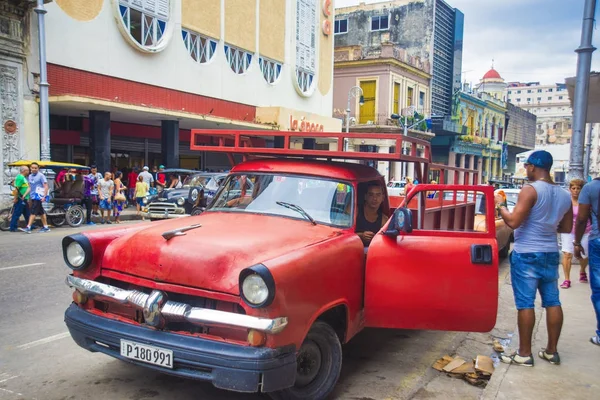 Havana, Kuba - pro 04, 2015. Ročník klasické americké auto, komodity — Stock fotografie