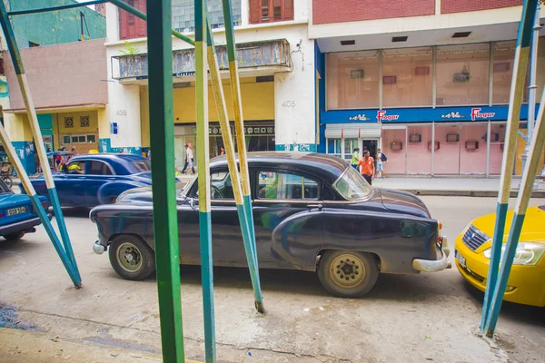 Havana, Küba - 04 Aralık 2015. Vintage klasik Amerikan otomobil, iletişim — Stok fotoğraf