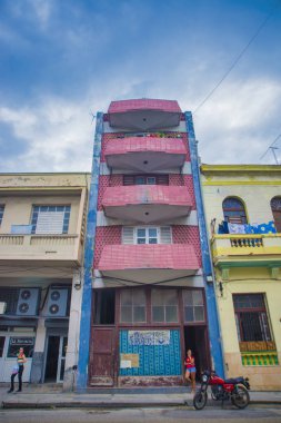 Havana, Küba - 4 Aralık 2015: Kentsel sahne ile renkli koloni b