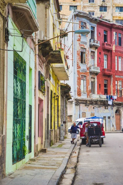 Αβάνα, Κούβα - Δεκ 4, 2015: Αστική σκηνή με πολύχρωμα αποικιακή β — Φωτογραφία Αρχείου