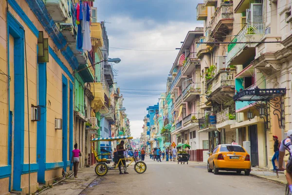 Havana, kuba - dec 4, 2015: urbane szene mit bunten kolonialen b — Stockfoto