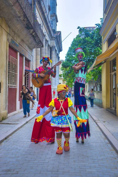 La Habana, Cuba - DIC 06, 2015: Bailarinas coloridas de zancos en el Viejo Havan — Foto de Stock